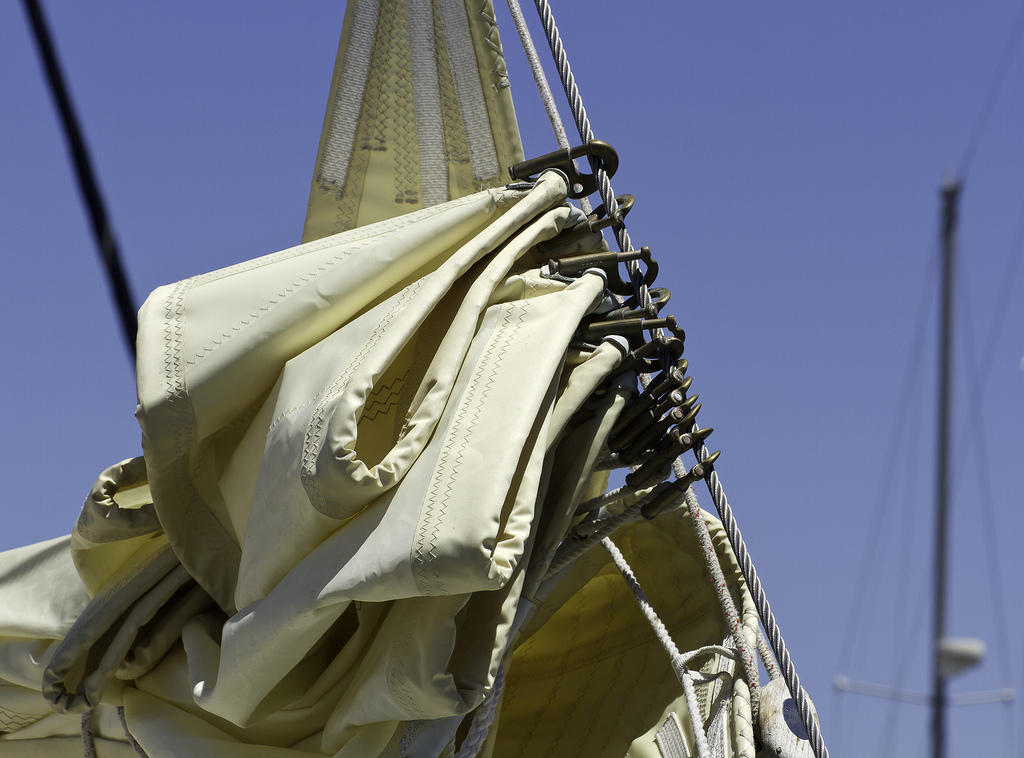 Hanked on sails - simple and effective hanked_on_sail